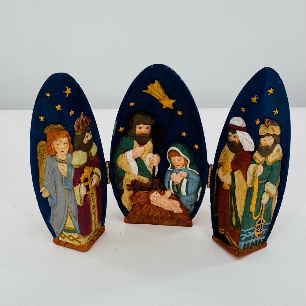 Vintage Lillian Vernon Tri Fold Egg Shaped Nativity Scene Table‎ Top Decor 5"